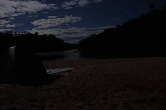 Acampamento em noite de lua cheia, na Prainha do Rio Novo, no Jalapão - TO